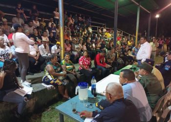 : El secretario de Prevención y Seguridad Ciudadana, coronel (FANB) Eduardo Alberto Almérida Padrón preside asamblea comunal en sector La Línea de la parroquia Las Cocuizas de Maturín. (Foto: Cortesía).