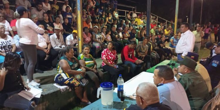 : El secretario de Prevención y Seguridad Ciudadana, coronel (FANB) Eduardo Alberto Almérida Padrón preside asamblea comunal en sector La Línea de la parroquia Las Cocuizas de Maturín. (Foto: Cortesía).