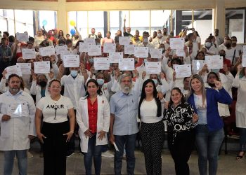 Un total de 40 reconocimientos fueron entregados al personal de la Misión Barrio Adentro por las autoridades presentes, encabezadas por Yérika Alzolay, Salud; Joselys López, Barrio Adentro; Moisés Morón, Clsem; Danielys León Desarrollo Social; Yenibel Lugo, Misiones y Grandes Misiones; y María Fagundez, Educación. (Foto: Ruby González)