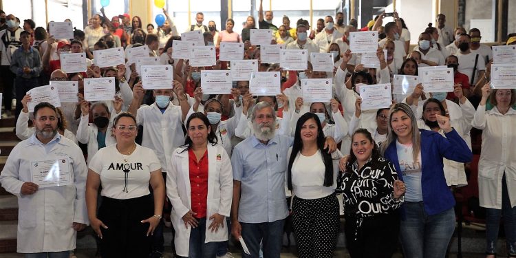 Gobierno regional celebra el 20 aniversario de la Misión Barrio Adentro 1 Un total de 40 reconocimientos fueron entregados al personal de la Misión Barrio Adentro por las autoridades presentes, encabezadas por Yérika Alzolay, Salud; Joselys López, Barrio Adentro; Moisés Morón, Clsem; Danielys León Desarrollo Social; Yenibel Lugo, Misiones y Grandes Misiones; y María Fagundez, Educación. (Foto: Ruby González)