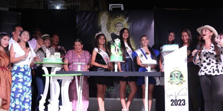 San Vicente celebró con cultura y tradición sus fiestas patronales 1 Lucía León y Josmar Torres cantando el Cumpleaños Feliz junto a varios artistas locales en el cierre de las fiestas patronales. (Foto: Ruby González)