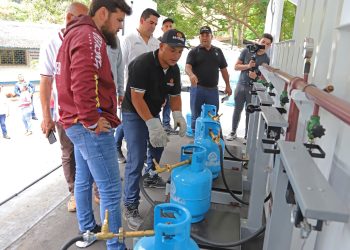 El gobernador del estado Monagas, Ernesto Luna, da inicio en el municipio Acosta a la jornada de distribución de gas donde fue activada la Planta Móvil de Llenado de Gas Licuado.  (Foto: Eliseo Pereira)