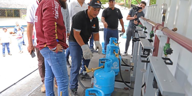 Más de 2 mil familias favorecidas con distribución de gas doméstico en el municipio Acosta 1 El gobernador del estado Monagas, Ernesto Luna, da inicio en el municipio Acosta a la jornada de distribución de gas donde fue activada la Planta Móvil de Llenado de Gas Licuado.  (Foto: Eliseo Pereira)