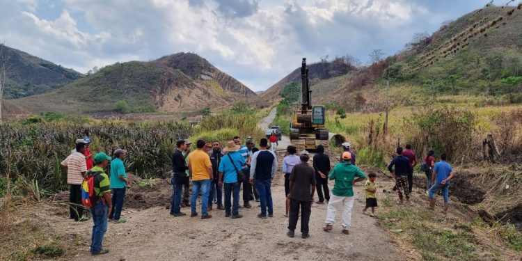Alcalde Monteverde restablece paso vehicular entre La Morita y Los Pilón en Cedeño 1 Leyenda:
Foto 1: El alcalde Daniel Monteverde agradeció el apoyo recibido de la empresa estatal Petróleos de Venezuela (Pdvsa).