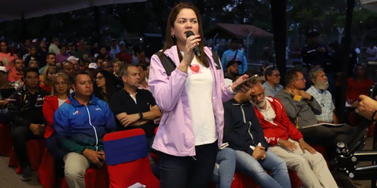 La alcaldesa Ana Fuentes reitera su compromiso de iluminar a todo el municipio Maturín. (Foto: Ruby González)