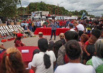 El gobernador Ernesto Luna informa el inicio de las primeras acciones para la consolidación progresiva de la Comuna El Rosillo. (Foto: Eliseo Pereira)