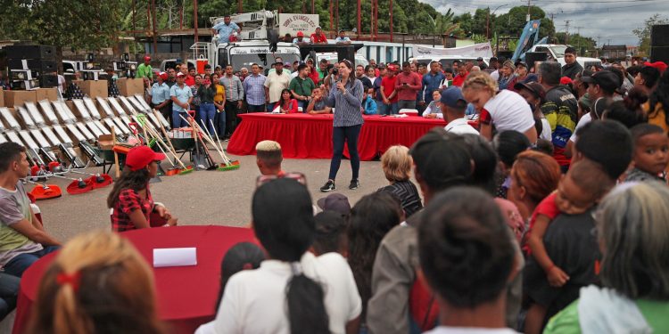 El gobernador Ernesto Luna informa el inicio de las primeras acciones para la consolidación progresiva de la Comuna El Rosillo. (Foto: Eliseo Pereira)
