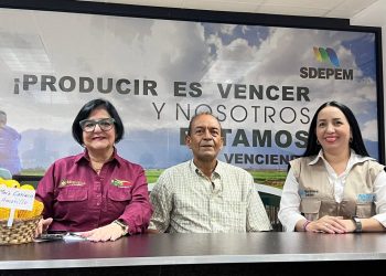 Willians Guzmán, pequeño productor del Parcelamiento Campesino Currucay, en el municipio Santa Bárbara, junto a representantes de MinAgricultura y FAO expone su experiencia en reproducción de semillas.  (Foto: Joseph Bolívar)