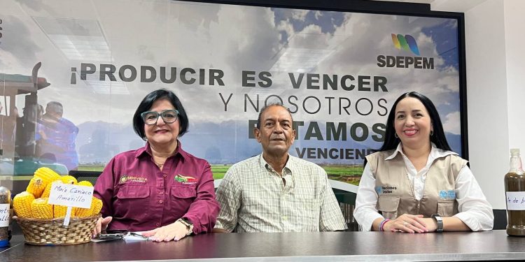 Willians Guzmán, pequeño productor del Parcelamiento Campesino Currucay, en el municipio Santa Bárbara, junto a representantes de MinAgricultura y FAO expone su experiencia en reproducción de semillas.  (Foto: Joseph Bolívar)