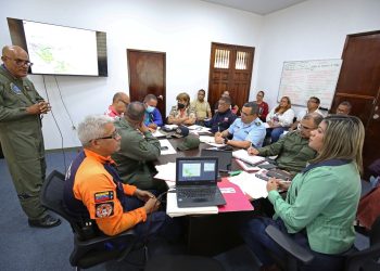 La secretaria para la Gestión Pública, María Gabriela Villarroel, encabeza la reunión para el control de la palometa peluda en el estado Monagas. (Foto: Eliseo Pereira)