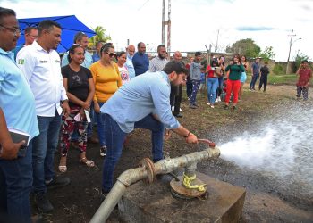 En el sector Brisas del Aeropuerto de Tropical, el gobernador Ernesto Luna y el alcalde Adrián Márquez activaron un pozo de agua para favorecer a 500 familias. (Foto: Eliseo Pereira)