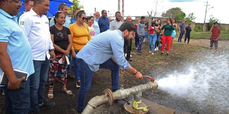 Gobernador Luna potencia servicios públicos e infraestructuras educativas en Punceres 1 En el sector Brisas del Aeropuerto de Tropical, el gobernador Ernesto Luna y el alcalde Adrián Márquez activaron un pozo de agua para favorecer a 500 familias. (Foto: Eliseo Pereira)