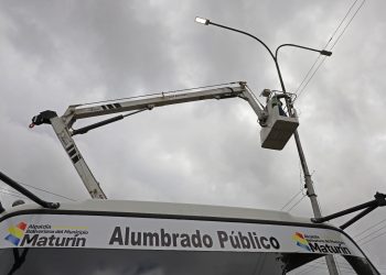 La Alcaldía de Maturín inicia el mantenimiento del alumbrado público en la avenida Cruz Peraza. (Foto: Saúl Blanco)