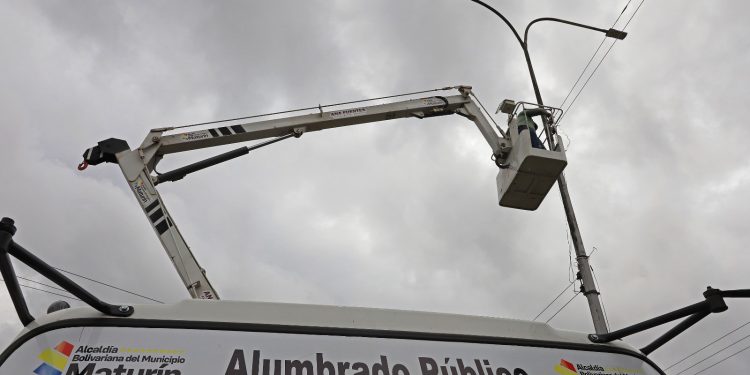 Alcaldía de Maturín inicia mantenimiento del alumbrado público en avenidas 1 La Alcaldía de Maturín inicia el mantenimiento del alumbrado público en la avenida Cruz Peraza. (Foto: Saúl Blanco)