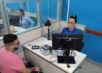 La directora del Saime en Monagas, Sandra Montes, invita a la población a usar el nuevo sistema de identificación. (Fotos: Cortesía)