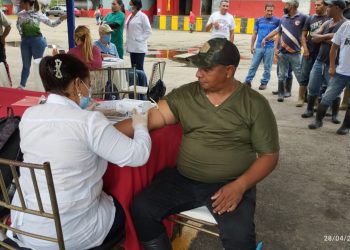 Los trabajadores del Matadero Municipal de Maturín son atendidos con la jornada médica integral organizada por la alcaldesa Ana Fuentes. (Foto: Cortesía)