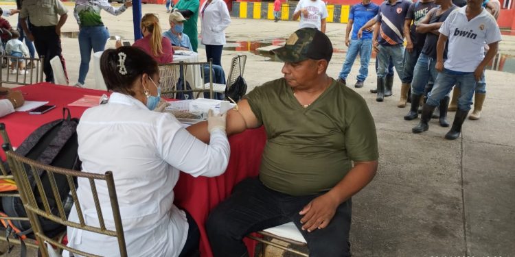 Con más de 10 servicios médicos favorecen a trabajadores del Matadero de Maturín 1 Los trabajadores del Matadero Municipal de Maturín son atendidos con la jornada médica integral organizada por la alcaldesa Ana Fuentes. (Foto: Cortesía)