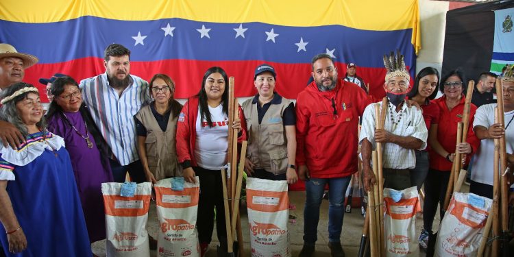 Gobierno entrega 59 financiamientos a conuqueros kariñas de Cedeño 1 El gobernador Ernesto Luna, la ministra de los Pueblos Originarios, Clara Vidal; el alcalde Daniel Monteverde entregan las semillas de maíz y los kits agrícolas a los gobernadores y gobernadoras de las comunidades indígenas de Cedeño. (Foto: Eliseo Pereira)