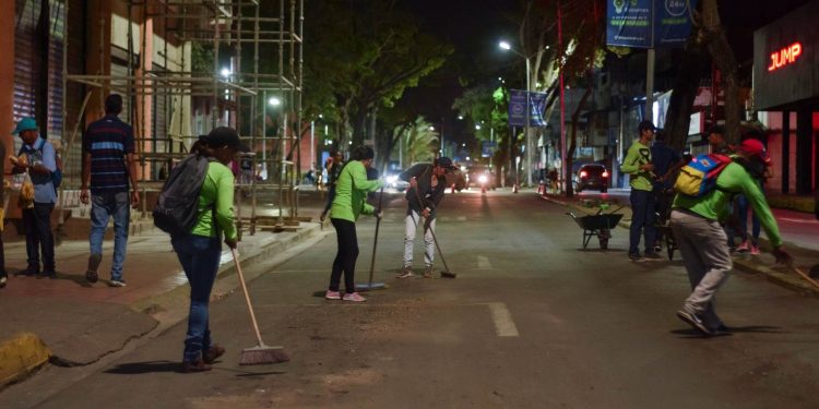 Alcaldía de Maturín limpia derrame de aceite automotriz en la avenida Bolívar 1 La Alcaldía del municipio Maturín sanea más de 2 mil metros cuadrados en la avenida Bolívar a la altura de la plaza Rómulo Gallegos. (Foto: cortesía)