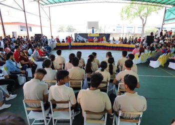 Los estudiantes del liceo Miguel José Sanz y representantes de la JPSUV  participan en las actividades en honor a los estudiantes mártires José Rafael Guerra Silva y Alberto César Millán Marcano. (Foto: Franklin Aguilera)