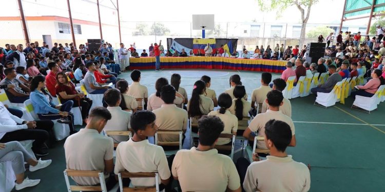 Clsem y Municipalidad de Maturín conmemoran 61 años del asesinato de Guerra y Millán 1 Los estudiantes del liceo Miguel José Sanz y representantes de la JPSUV  participan en las actividades en honor a los estudiantes mártires José Rafael Guerra Silva y Alberto César Millán Marcano. (Foto: Franklin Aguilera)
