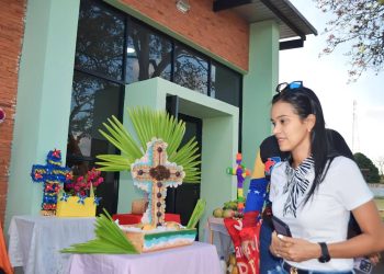 La primera dama del municipio Cedeño, Mary Salazar de Monteverde, participa en la fiesta tradicional de la Cruz de Mayo. (Foto: Luis Meza)