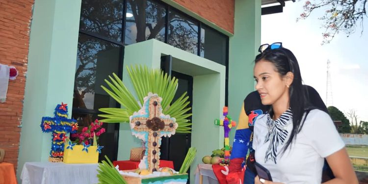 “Un canto a la Cruz de Mayo" llenó de danzas y galerones a Caicara 1 La primera dama del municipio Cedeño, Mary Salazar de Monteverde, participa en la fiesta tradicional de la Cruz de Mayo. (Foto: Luis Meza)