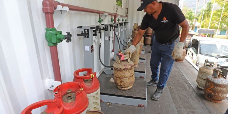 Las jornadas con la planta móvil de llenado de Gasmaca permiten acortar los tiempos en la distribución y atención a los sectores. (Foto: Eliseo Pereira)
