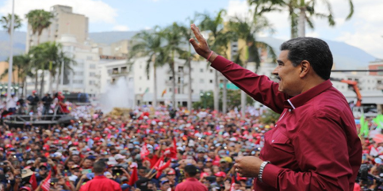 Aumentarán ingreso de trabajadores en Venezuela con reajustes en bonos 1 El presidente Nicolás Maduro mencionó que el documento entregado por la Central Bolivariana Socialista de Trabajadores, contiene ocho propuestas que fueron aceptadas y aprobadas en su totalidad