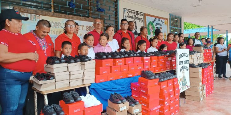 Beneficiados más de 2 mil estudiantes de Aguasay con la entrega de zapatos 1 IMG 20230518 WA0053