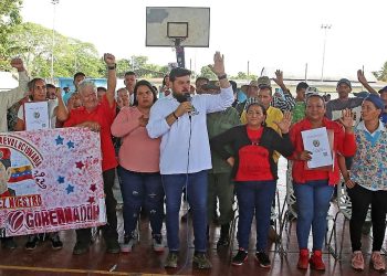 Ernesto Luna, gobernador de Monagas, analiza las potencialidades y debilidades del municipio Santa Bárbara junto a las comunas Chávez Nuestro y Rosalía Ramírez de Barreto, así como dos consejos comunales indígenas. (Foto: Eliseo Pereira)