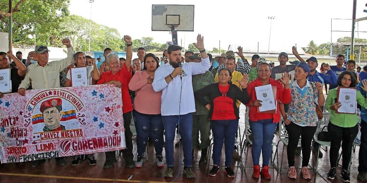 Gobernador Luna realiza Gabinete de Gobierno Comunal en Santa Bárbara 1 Ernesto Luna, gobernador de Monagas, analiza las potencialidades y debilidades del municipio Santa Bárbara junto a las comunas Chávez Nuestro y Rosalía Ramírez de Barreto, así como dos consejos comunales indígenas. (Foto: Eliseo Pereira)