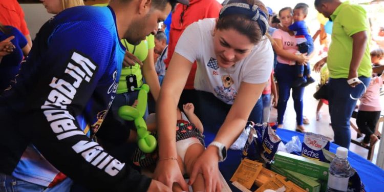 Alcaldesa Fuentes lleva salud a más que 500 niños en Amana del Tamarindo 1 La alcaldesa de Maturín, Ana Fuentes, participa de jornada médico-asistencial en Amana de Tamarindo de San Simón. (Foto: Saúl Blanco)