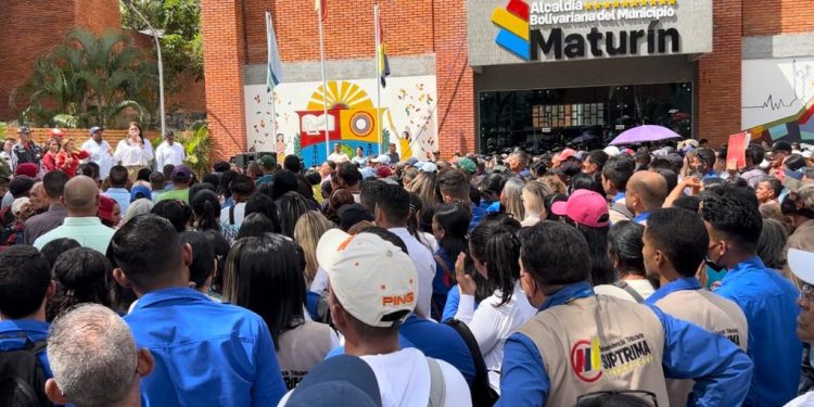 Masa laboral de la Alcaldía de Maturín respalda medidas de protección para los trabajadores 1 La masa laboral de la Alcaldía Bolivariana de Maturín se concentra para acompañar a la alcaldesa Ana Fuentes y respaldar las medidas de protección que promueve el presidente Nicolás Maduro para la clase trabajadora. (Foto: Sofhía Rivas)
