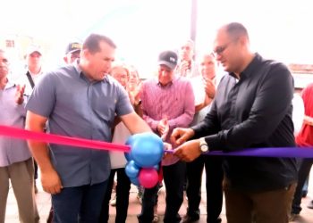 El alcalde Oscar Cedeño junto al equipo de trabajo inaugura la nueva Farmacia Solidaria en Punta de Mata. (Foto: Cortesía)