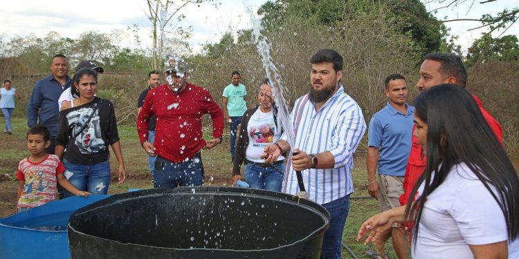 El gobernador Ernesto Luna, la ministra de Pueblos Indígenas, Clara Vidal, y el alcalde Daniel Monteverde supervisan el restablecimiento del servicio de agua en Viento Fresco, municipio Cedeño.  (Foto: Eliseo Pereira)