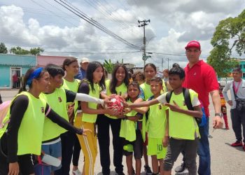 Niños del sector La Manga reciben donación de implementos deportivos. (Foto: David Rivas)