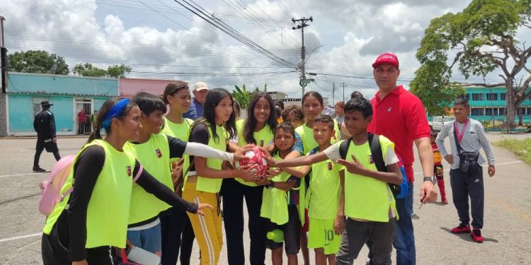 Gobernador Luna continúa trabajos de masificación deportiva en La Manga 1 Niños del sector La Manga reciben donación de implementos deportivos. (Foto: David Rivas)