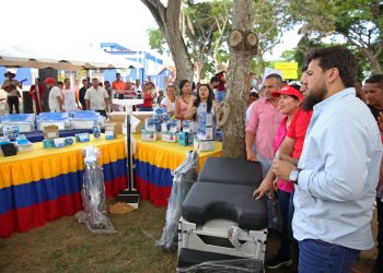 El gobernador Luna entrega dotación de equipos médicos para atender a la población de Zamora, espacialmente a la más vulnerable. (Foto: Eliseo Pereira)