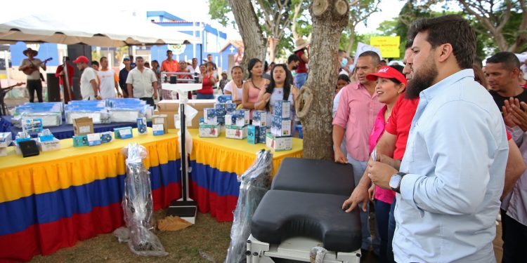 Luna lleva a comunas de Ezequiel Zamora dotación para mejorar servicios de salud y agua 1 El gobernador Luna entrega dotación de equipos médicos para atender a la población de Zamora, espacialmente a la más vulnerable. (Foto: Eliseo Pereira)