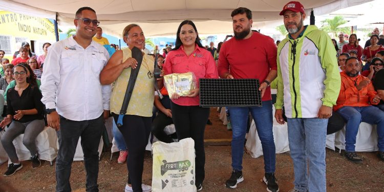 La ministra de agricultura urbana, Greicys Barrios y el gobernador Ernesto Luna reinauguran el Centro Productivo Agrourbano Indio Maturín. (Foto: Eliseo Pereira)