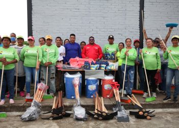 Foto 1: Personal de mantenimiento de la Alcaldía de Maturín recibe dotación de implementos de aseo para continuar labores en los cementerios de la ciudad capital. (Foto: Ruby González)