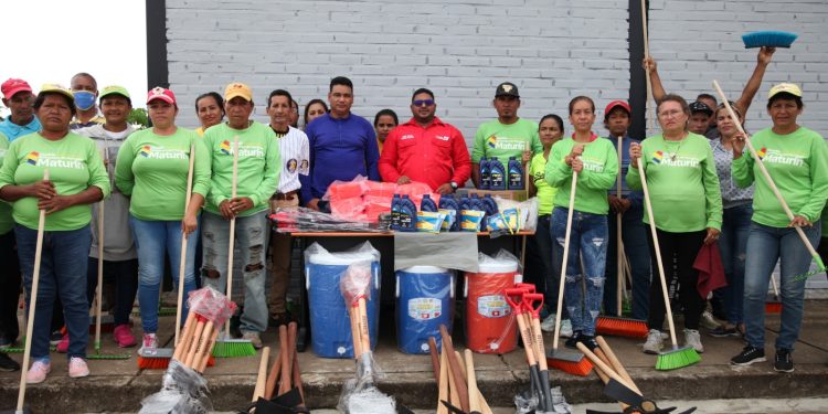 Alcaldía de Maturín dota de equipamientos al personal de los cementerios 1 Foto 1: Personal de mantenimiento de la Alcaldía de Maturín recibe dotación de implementos de aseo para continuar labores en los cementerios de la ciudad capital. (Foto: Ruby González)
