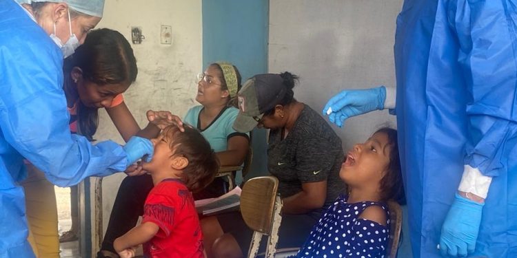 Niños y niñas de 4 de Febrero recibieron atención médico-asistencial 1 Foto 1.
Un total de 157 niños y niñas atendidos por el Sistema Público Nacional de Salud en Grupo Escolar “4 de Febrero”, en Maturín. (Foto: Cortesía)