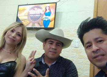 Mariela León conductora de "La Movida, Ritmo y Folklore", junto a El Romancero de Monagas y El Deltanito.