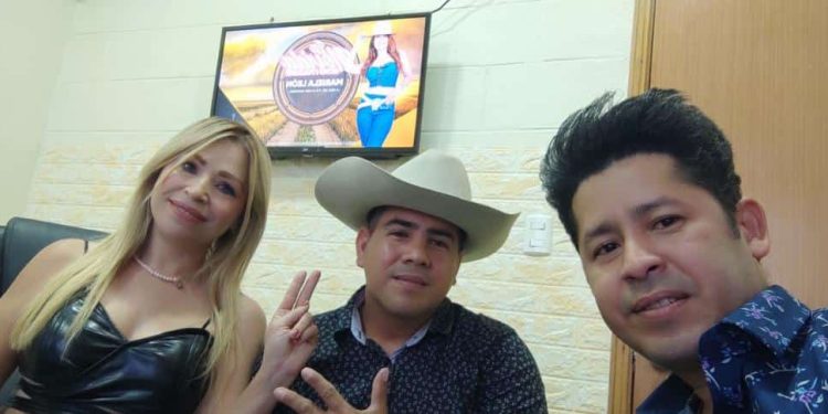 “El Romancero de Monagas” llega con un amor prestado a las radioemisoras 1 Mariela León conductora de "La Movida, Ritmo y Folklore", junto a El Romancero de Monagas y El Deltanito.