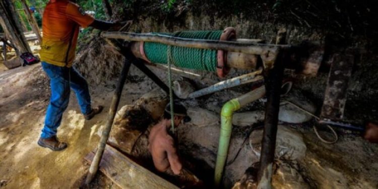 mina de oro 55355 700x352 1 880x440 1