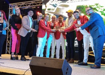 Los premiados, junto a la directiva de Camesura y los invitados internacionales de la Expo Petróleo, Turismo y Gas.