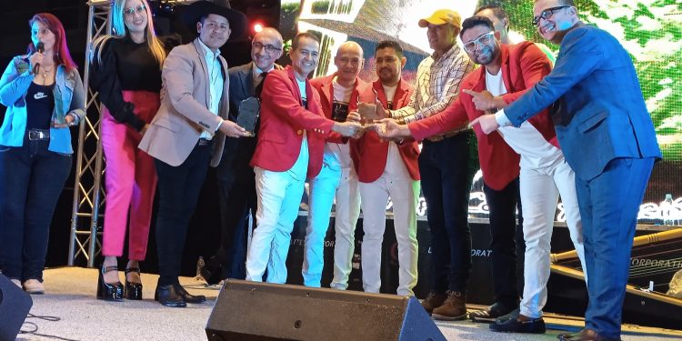 Talentos del folklor recibieron el premio “Guácharo de Oro” en la Expo Petróleo 1 Los premiados, junto a la directiva de Camesura y los invitados internacionales de la Expo Petróleo, Turismo y Gas.
