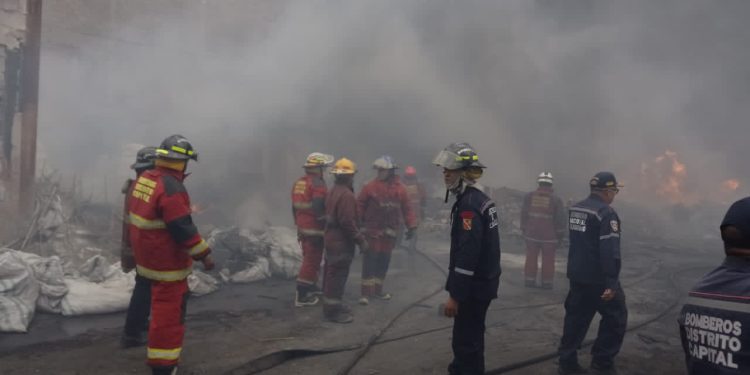 Combaten incendio en empresa textil Suelatex en La Yaguara 1 FzKJrLeXoAIwu7N